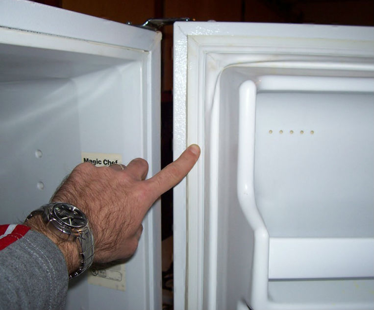 Ремонт двери холодильника